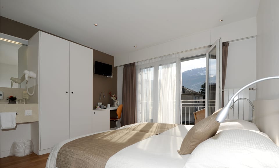 Junior Room | Minibar, in-room safe, desk, cribs/infant beds