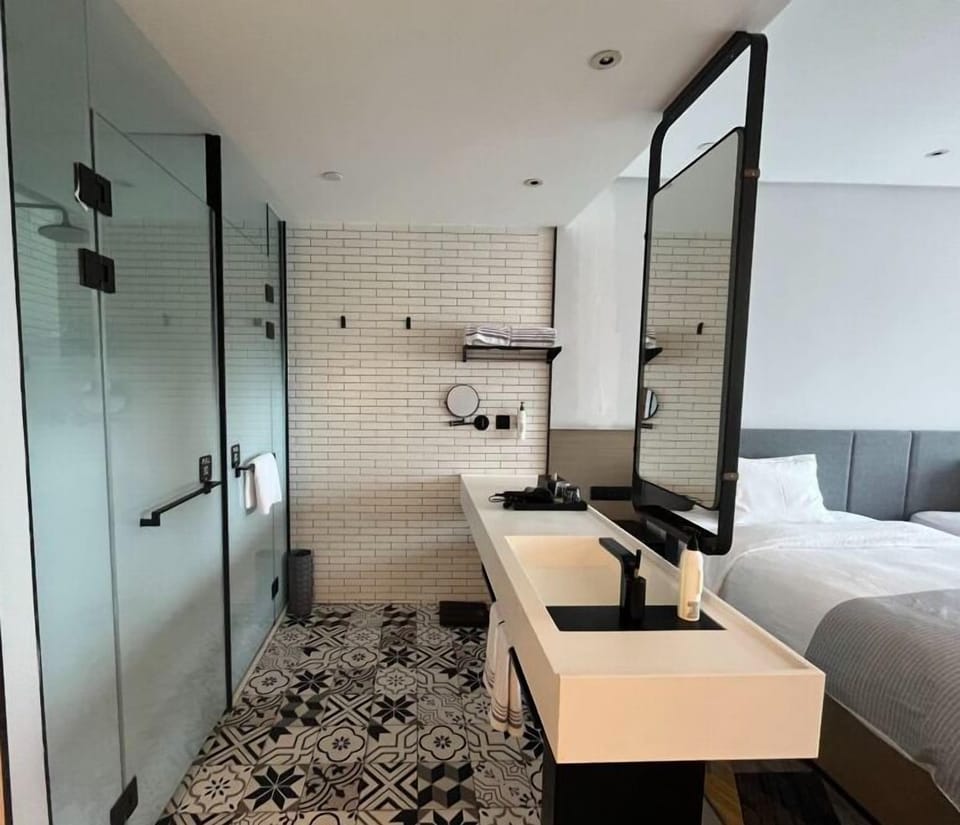 Superior Twin Room, Multiple Beds, City View | Bathroom | Shower, free toiletries, hair dryer, bathrobes