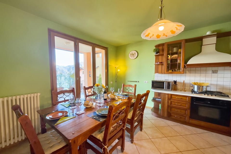 Family House, 5 Bedrooms, Balcony (Pianello Bellavista) | Dining