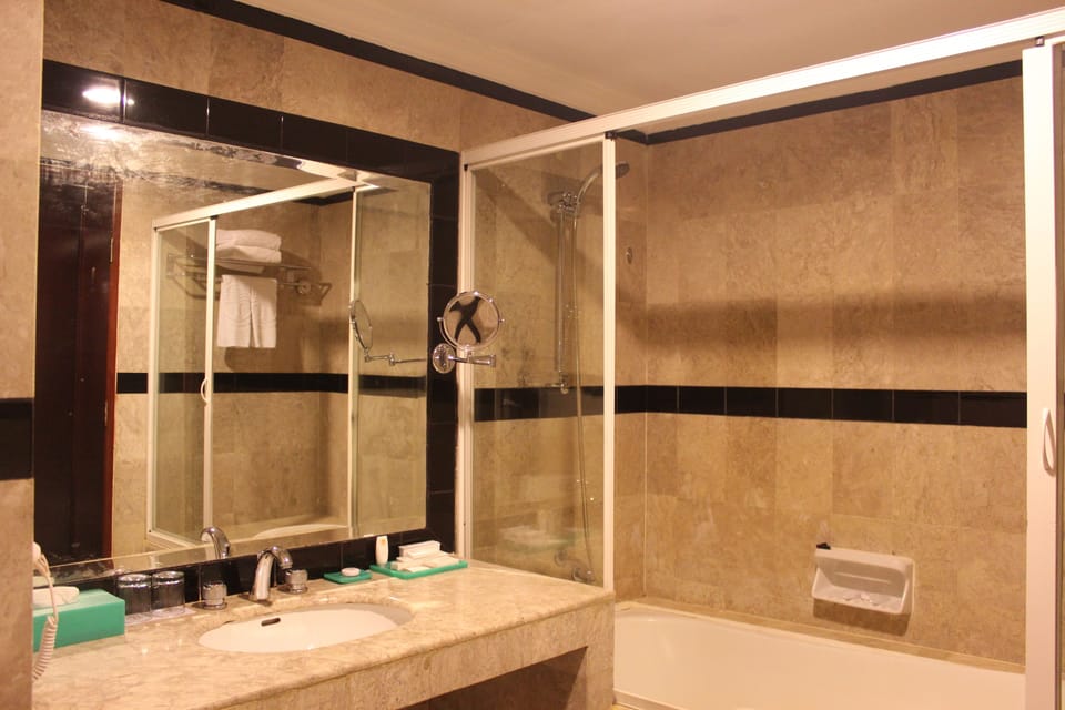 Deluxe Room | Bathroom | Free toiletries, hair dryer (on request), bathrobes, slippers