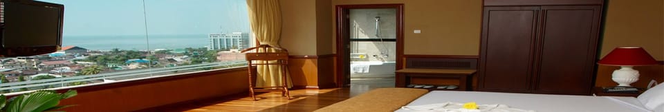 Premium bedding, in-room safe, desk, WiFi (free)