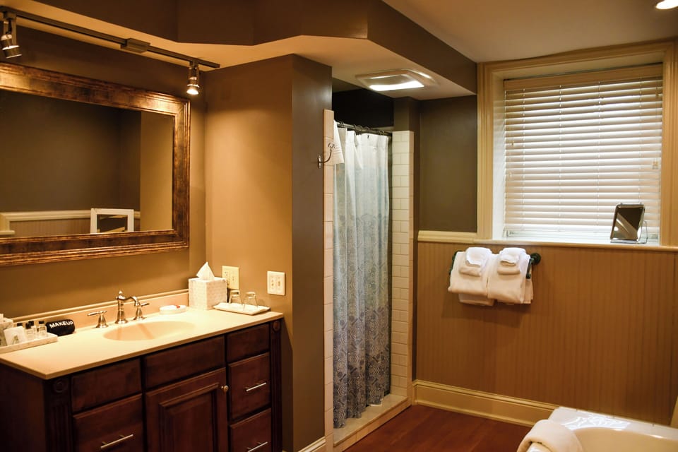Suite (Carriage House) | Bathroom | Shower, hair dryer, bathrobes, towels