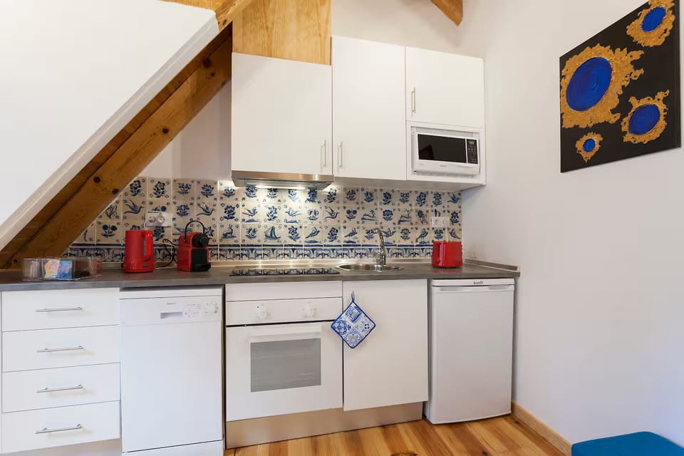 Espresso maker, electric kettle, dining table
