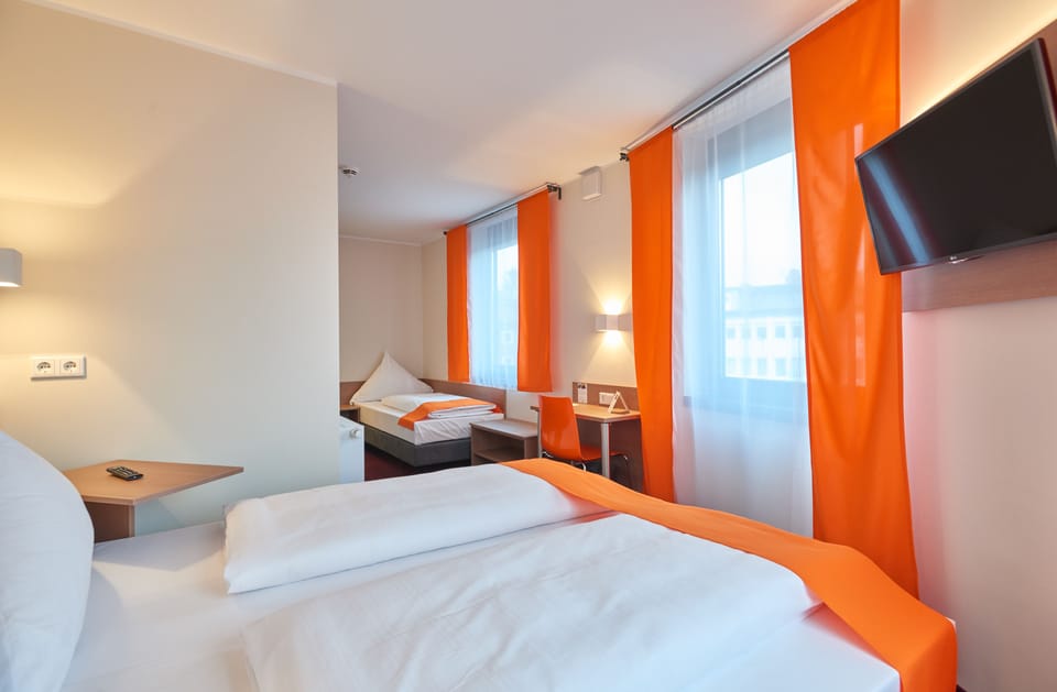 Desk, soundproofing, cribs/infant beds, free WiFi