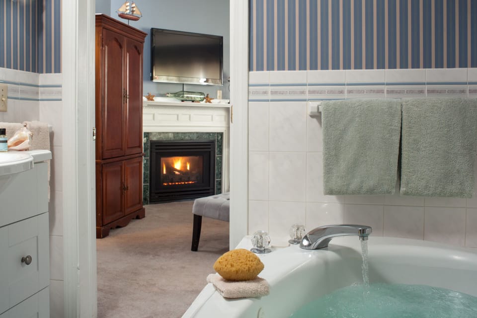 King with Fireplace & Jacuzzi | Deep soaking bathtub