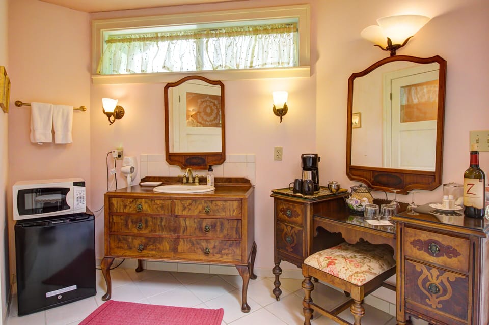 Honeymoon Cottage, 1 Bedroom, Jetted Tub, Garden View | Bathroom | Designer toiletries, hair dryer, bathrobes, towels