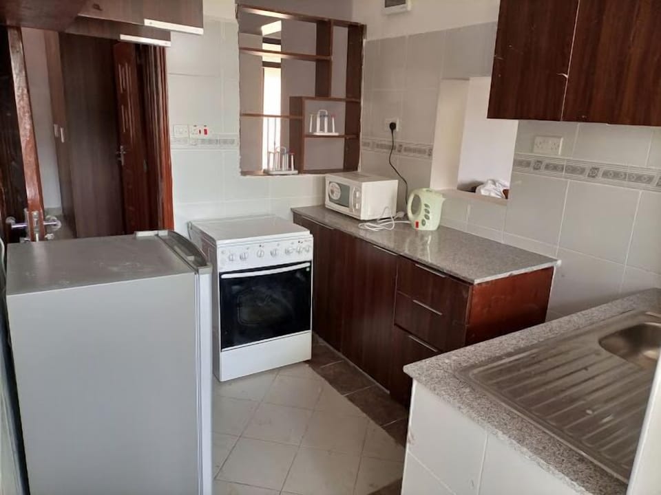 Classic Apartment, Garden View | Private kitchen | Microwave, cookware/dishes/utensils