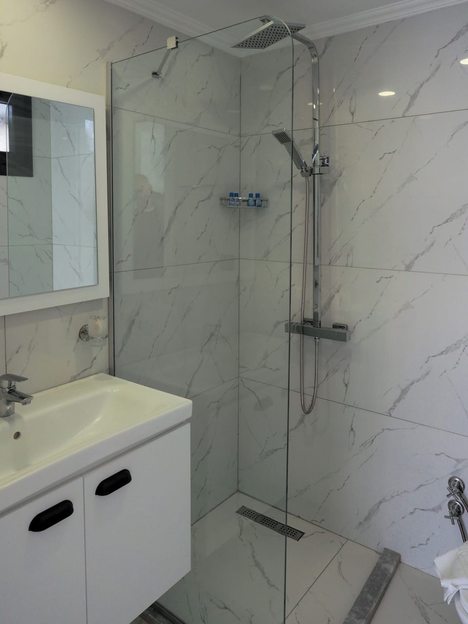 Panoramic Room, Sea Facing | Bathroom | Shower, rainfall showerhead, free toiletries, hair dryer