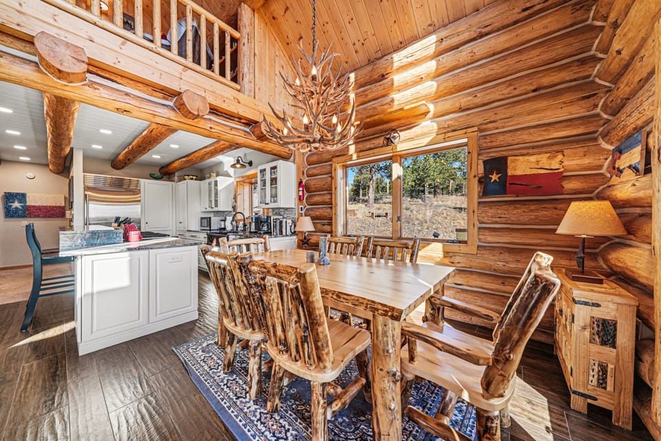 Cabin, 3 Bedrooms | Dining