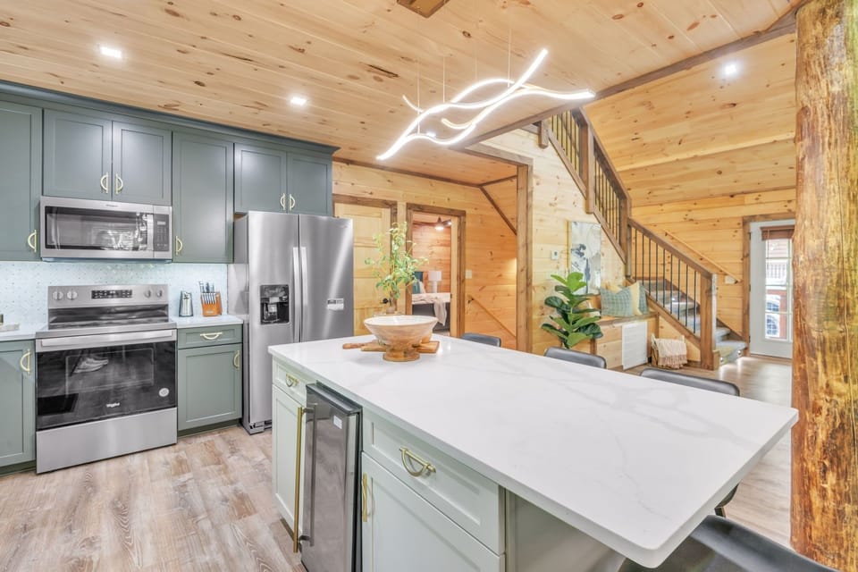Cabin, 3 Bedrooms | Private kitchen | Coffee/tea maker, fridge, oven, toaster