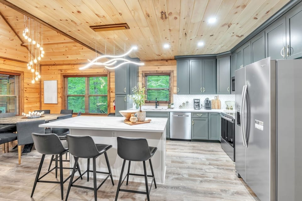 Cabin, 3 Bedrooms | Private kitchen | Coffee/tea maker, fridge, oven, toaster