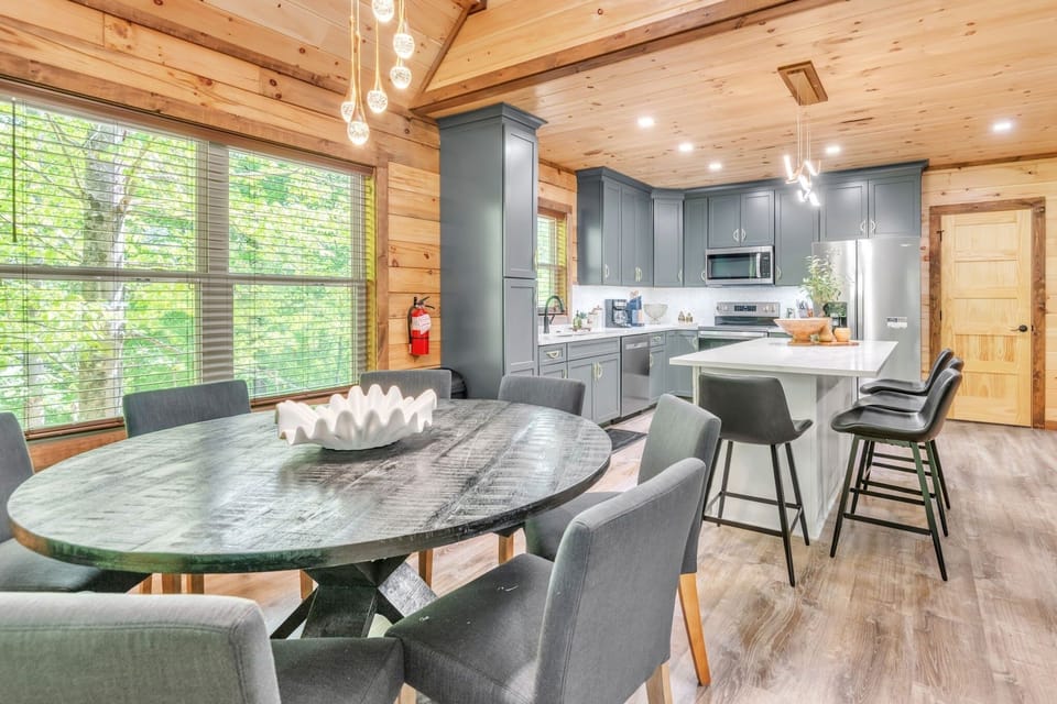 Cabin, 3 Bedrooms | Dining