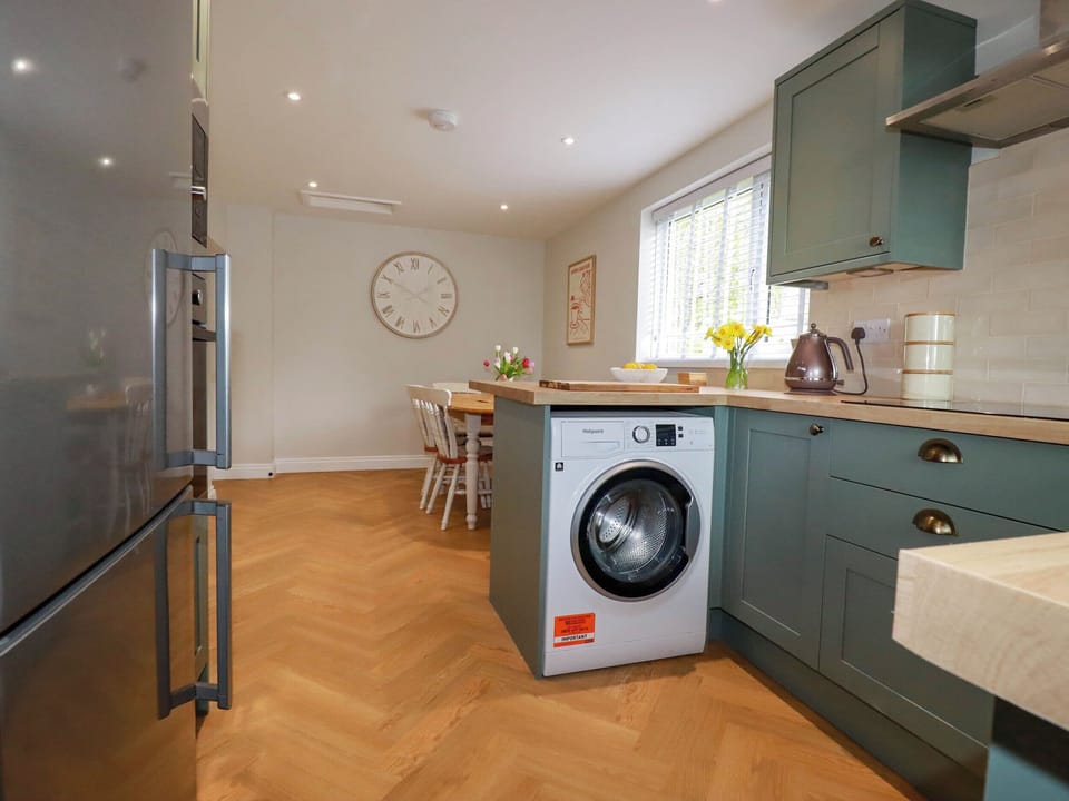 Fridge, microwave, dishwasher, cookware/dishes/utensils