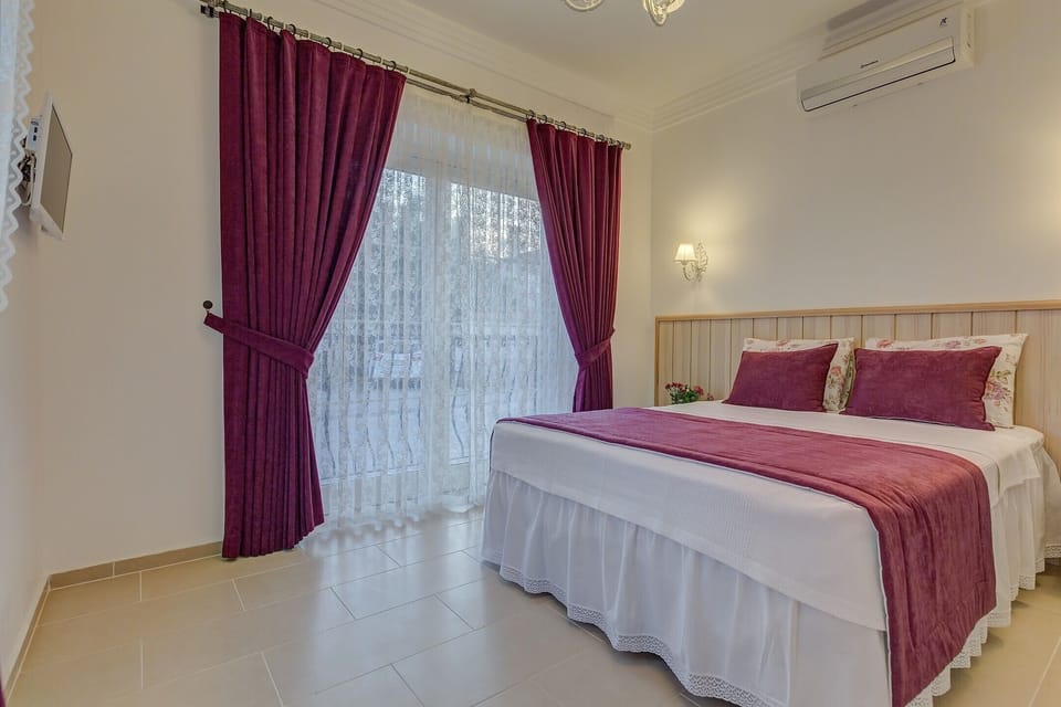 Deluxe Room, Balcony, City View | Free WiFi, bed sheets