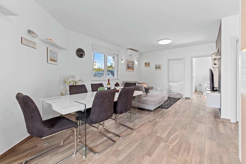 Apartment | Dining