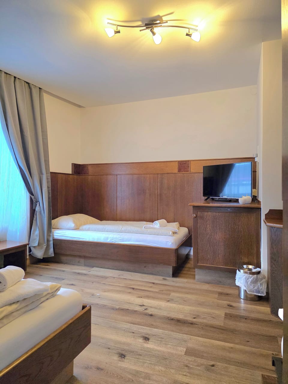 Standard Triple Room | Desk, laptop workspace, blackout drapes, soundproofing