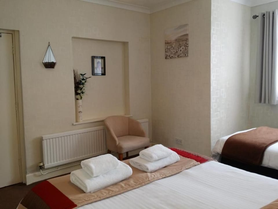Suite, Air conditioning | WiFi (free), bed sheets