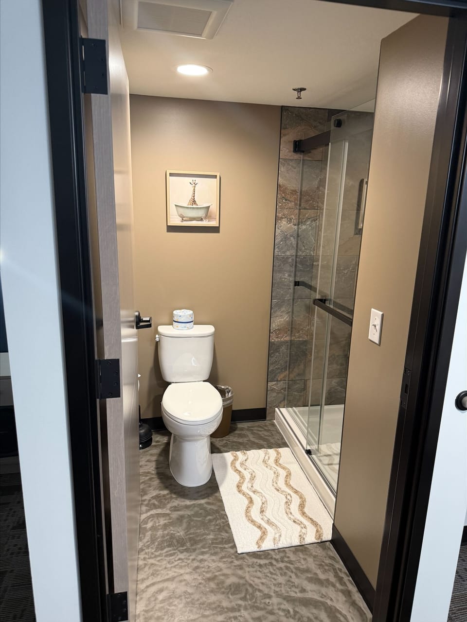 Single Room, 1 King Bed, City View | Bathroom | Free toiletries, hair dryer, towels, soap