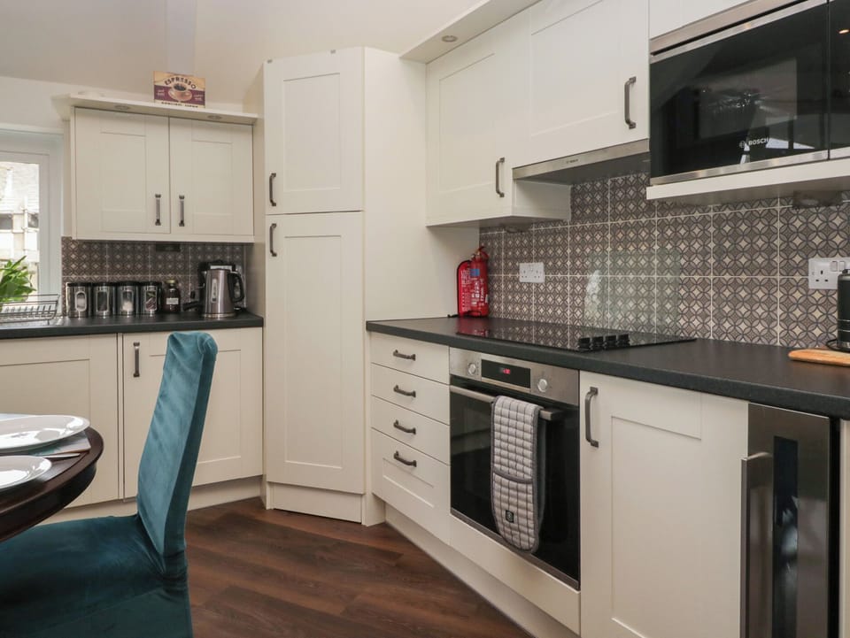 Cottage | Private kitchen | Fridge, microwave, cookware/dishes/utensils