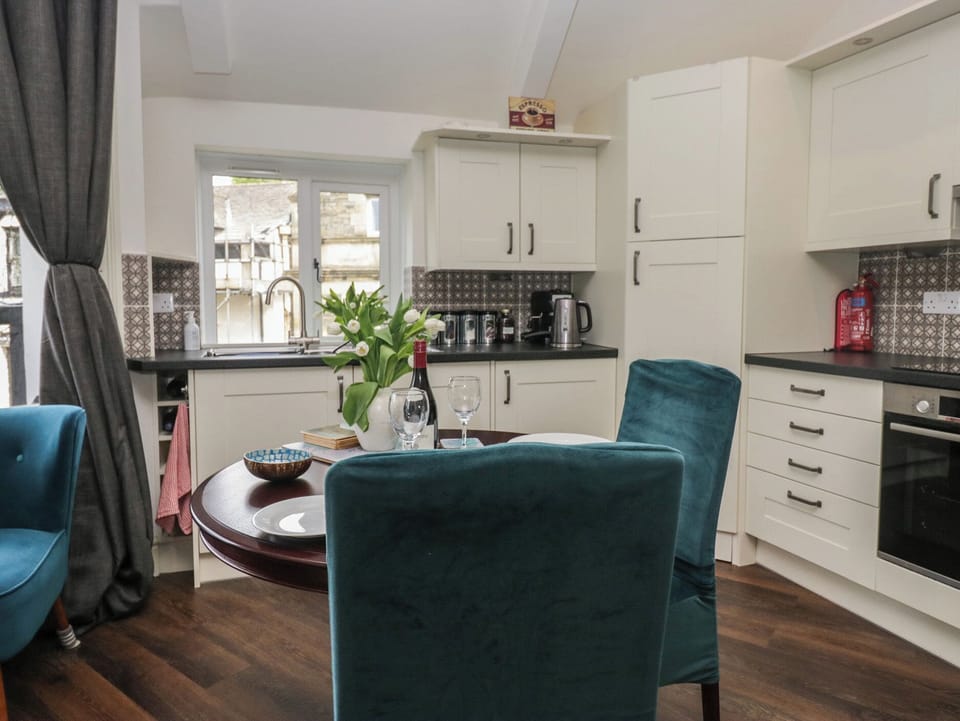 Cottage | Private kitchen | Fridge, microwave, cookware/dishes/utensils