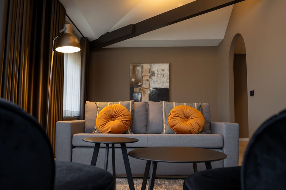 Suite | Living area | TV
