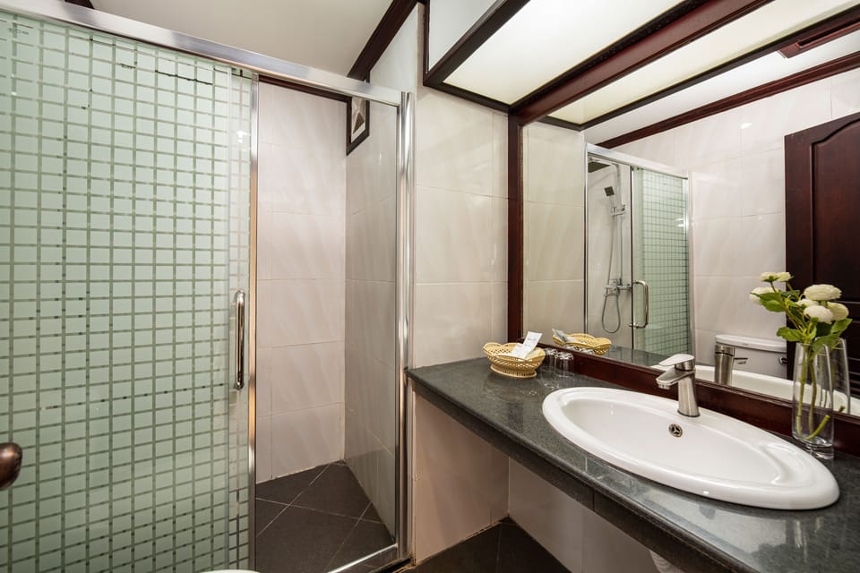 Combined shower/tub, rainfall showerhead, free toiletries, hair dryer