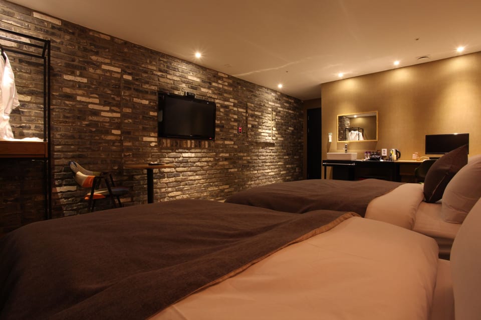 Business Twin Room | Desk, soundproofing, free WiFi