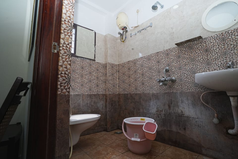 Comfort Room | Bathroom | Shower, free toiletries, towels, soap