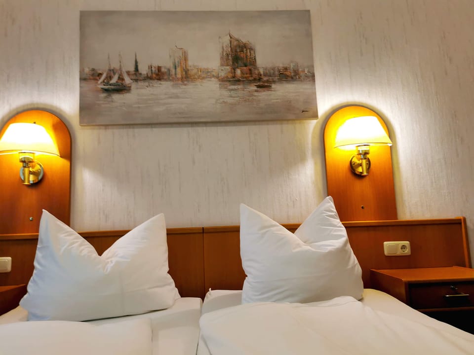 Classic Triple Room | Desk, laptop workspace, free WiFi, bed sheets