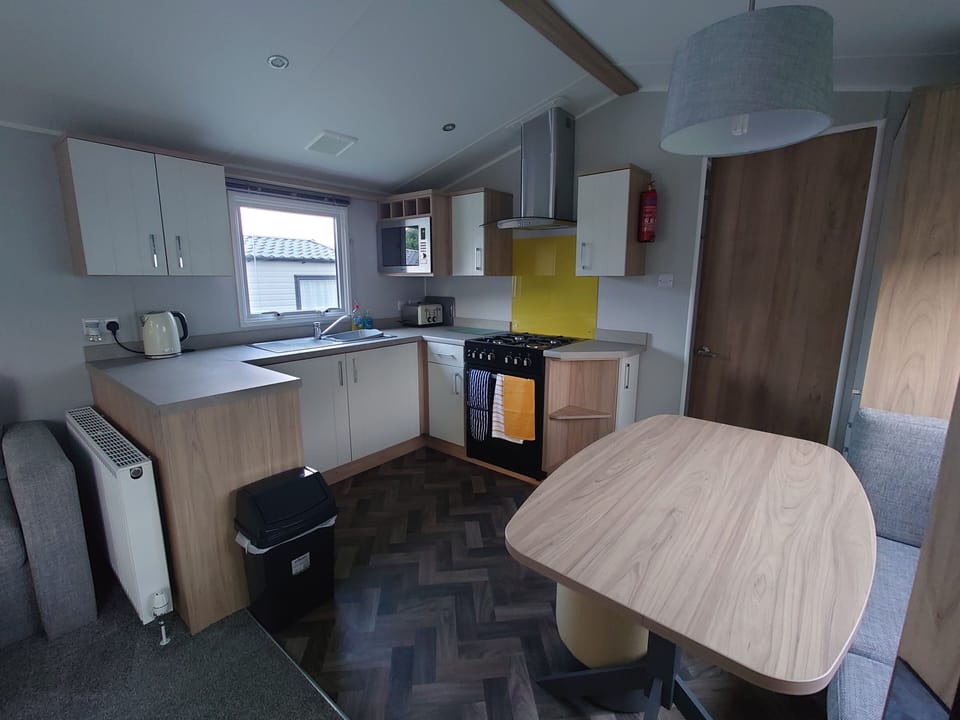 Comfort Mobile Home, 2 Bedrooms, Non Smoking, Lake View | In-room dining