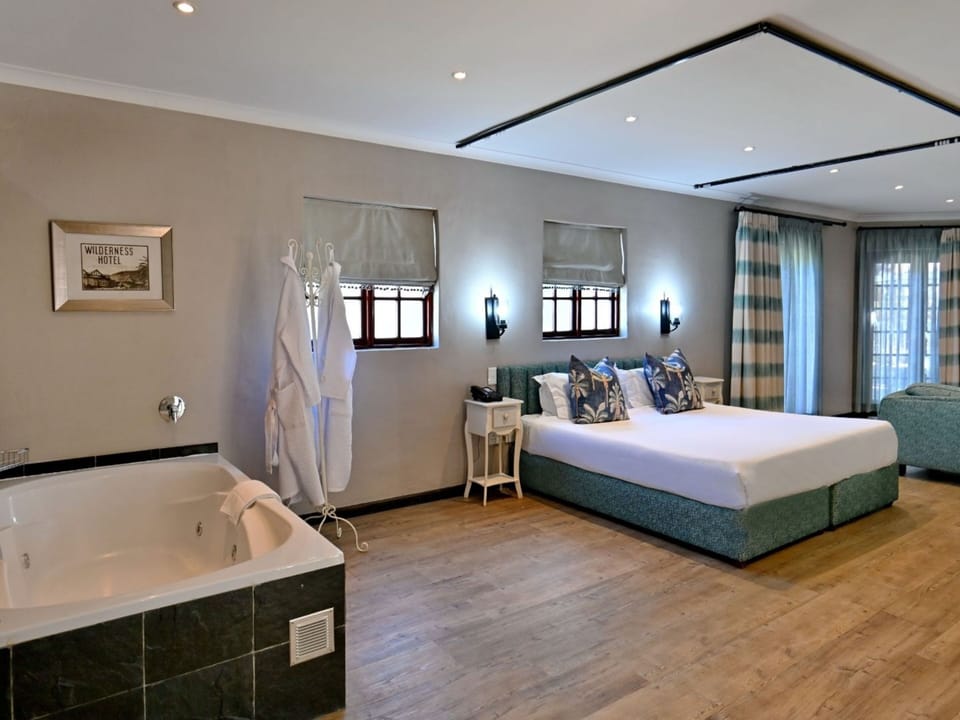 Executive Suite | Premium bedding, Select Comfort beds, desk, laptop workspace
