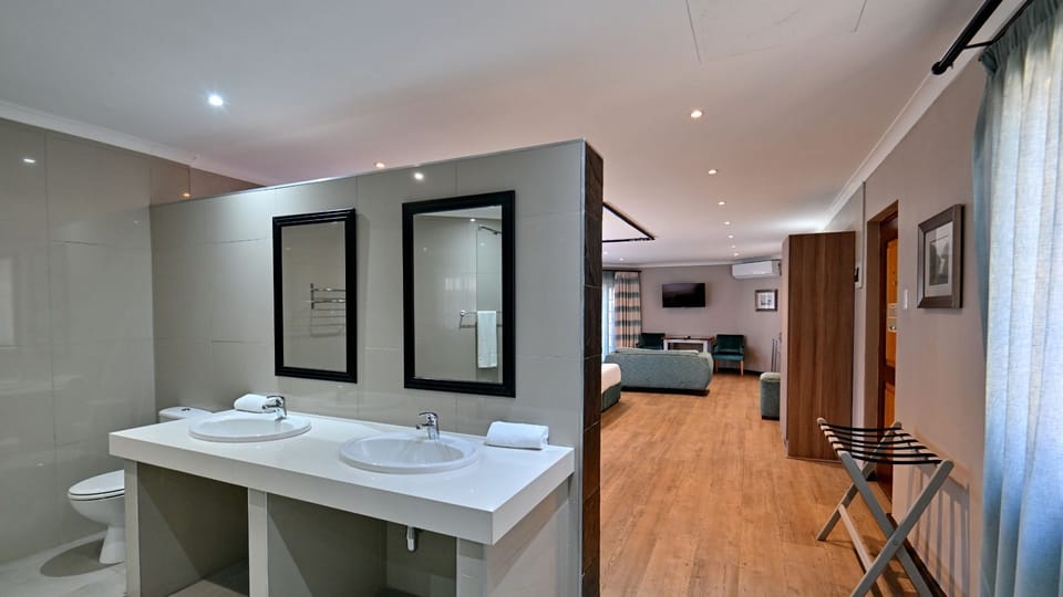 Executive Suite | Premium bedding, Select Comfort beds, desk, laptop workspace