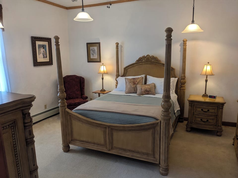 Room, 1 Queen Bed, Non Smoking, Private Bathroom | Individually decorated, individually furnished, laptop workspace