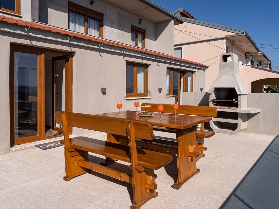 Apartment | Outdoor dining