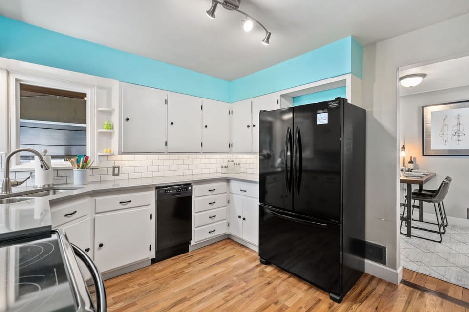 House, Multiple Beds, Patio, Garden View (516 W Mountain Ave - Group) | Private kitchen | Fridge, microwave, oven, stovetop