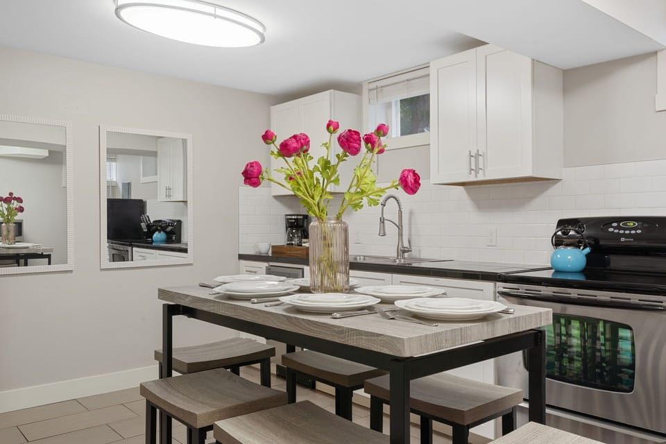 House, Multiple Beds, Patio, Garden View (622 W. Laurel St. - Group) | Private kitchen | Fridge, microwave, oven, stovetop