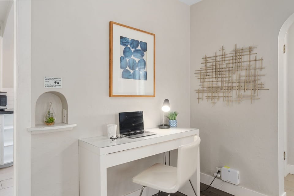 House, Multiple Beds, Patio, Garden View (622 W. Laurel St. - Group) | Interior