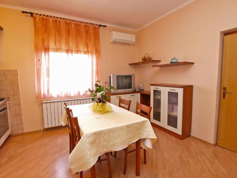 Apartment, 2 Bedrooms, Balcony | Dining room