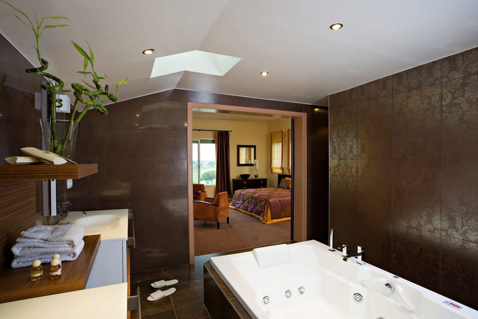 Luxury Suite | Bathroom | Free toiletries, hair dryer, bathrobes, towels