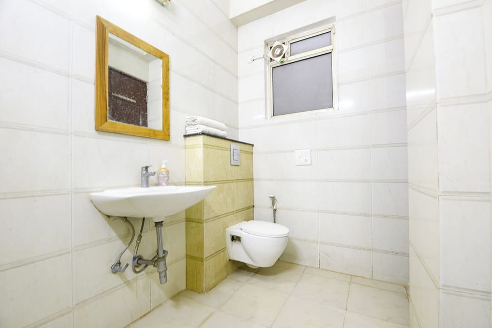 Shower, rainfall showerhead, free toiletries, towels