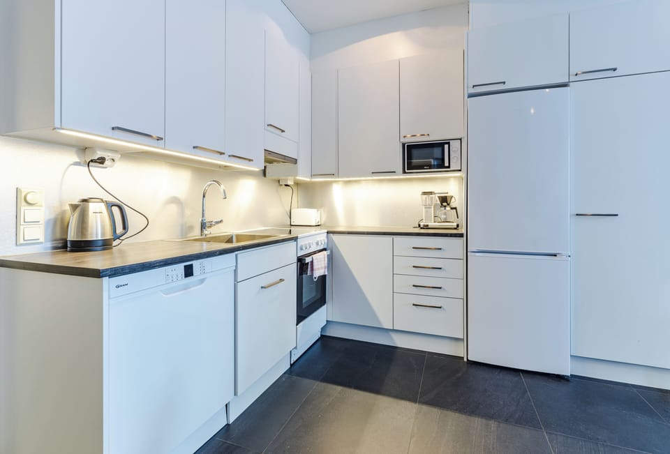 Superior Apartment, 6 Bedrooms, Pets Allowed, Slope side | Private kitchen | Coffee/tea maker, full-size fridge, microwave, oven