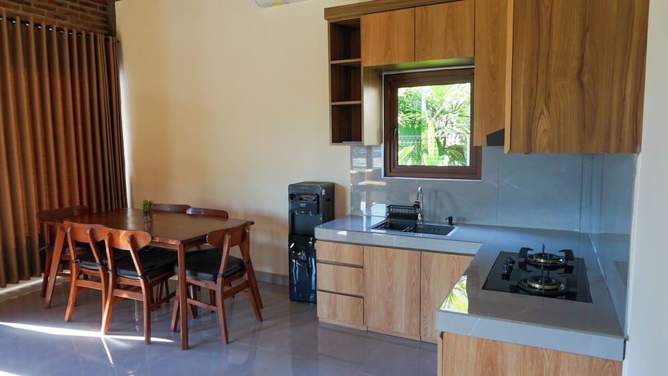 Deluxe Apartment, Multiple Beds, Balcony, Garden View | Private kitchen