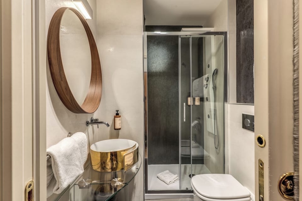 Deluxe Double Room | Bathroom | Shower, free toiletries, hair dryer, slippers