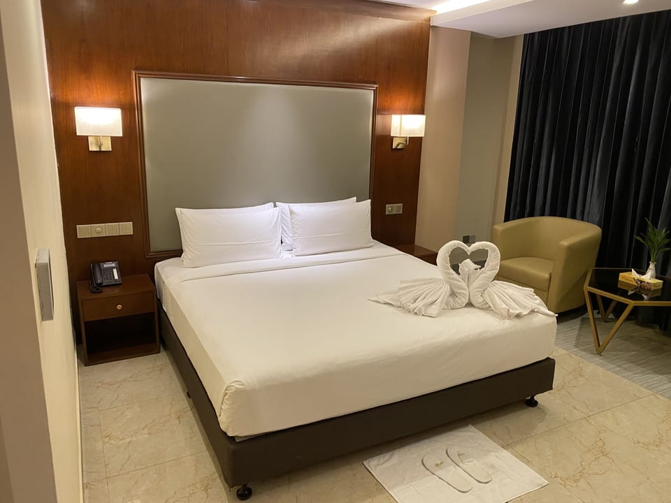 Deluxe Single Room, 1 Twin Bed | Minibar, individually decorated, individually furnished, desk
