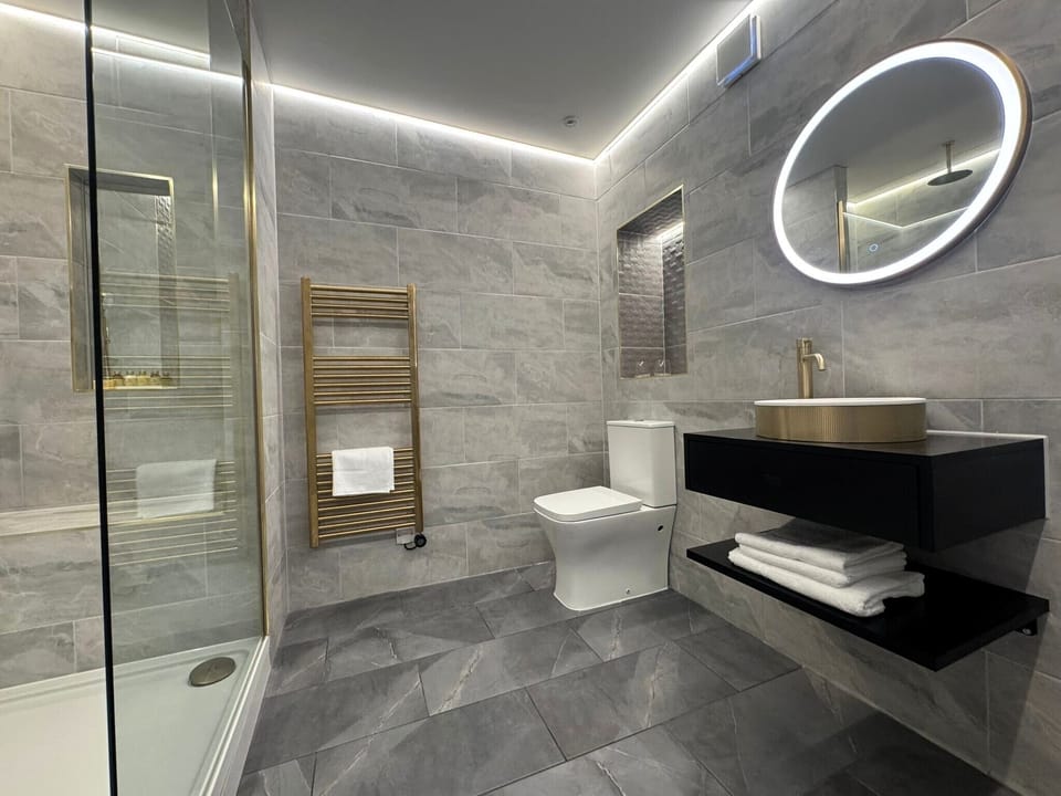 Shower, rainfall showerhead, free toiletries, hair dryer