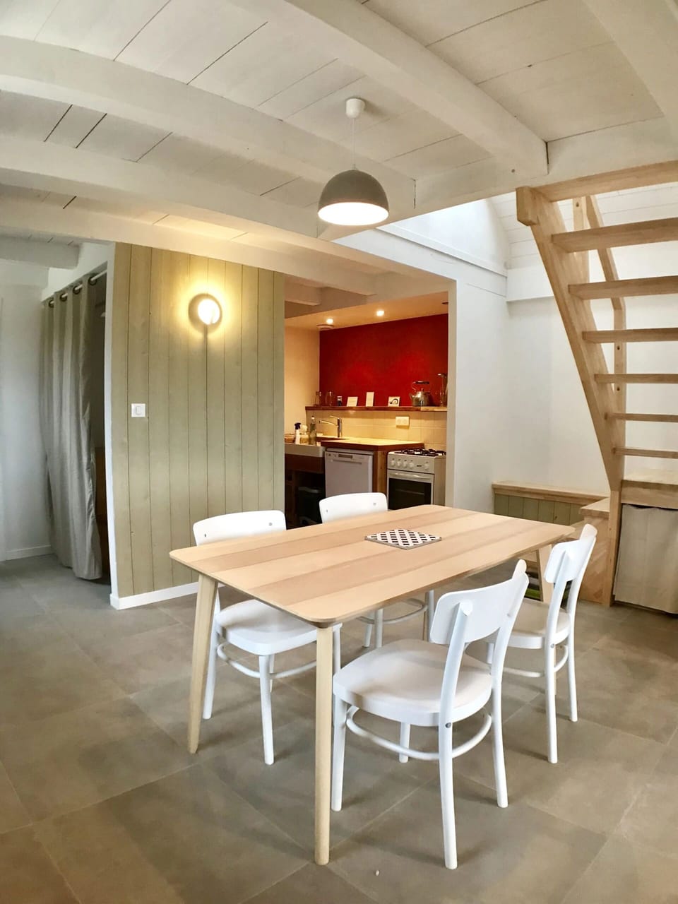 Deluxe Room, Patio, Garden View | Dining room