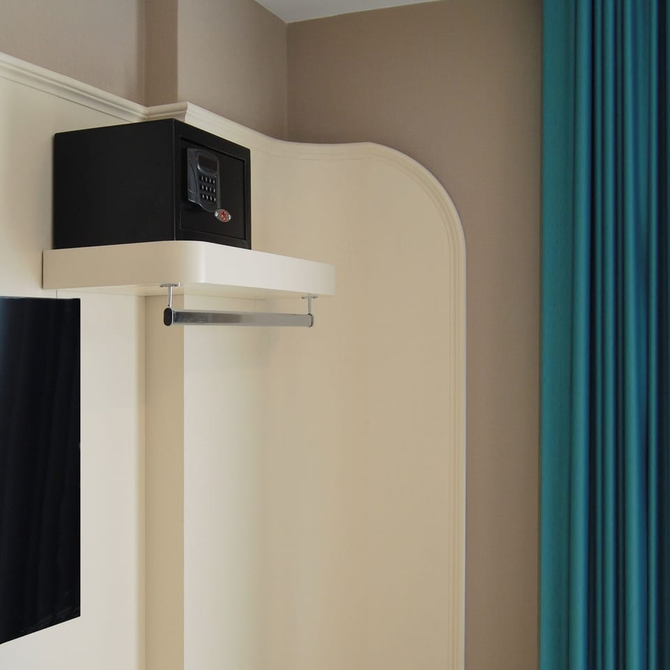 Hypo-allergenic bedding, minibar, soundproofing, free WiFi