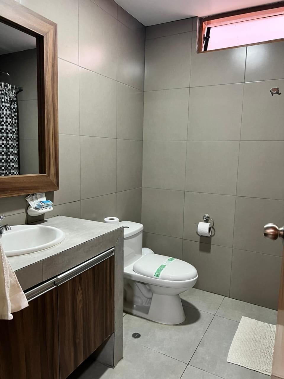 Superior Double Room | Bathroom | Shower, free toiletries, towels