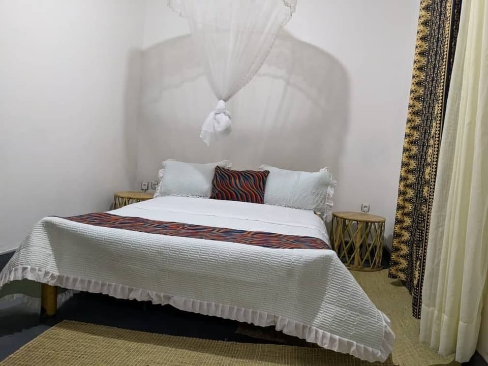 Basic Room, Balcony, Lake View | Desk, laptop workspace, soundproofing, WiFi (free)