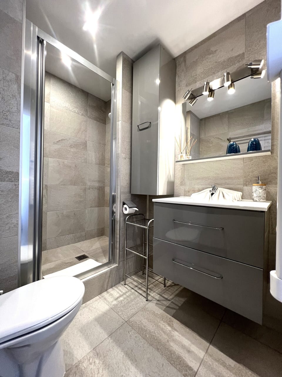 Apartment | In-room safe, individually decorated, laptop workspace, free WiFi
